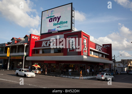 KFC che vende la maggior parte pollo di qualsiasi tipo di franchising nel mondo, Porto di Spagna, Trinidad Foto Stock