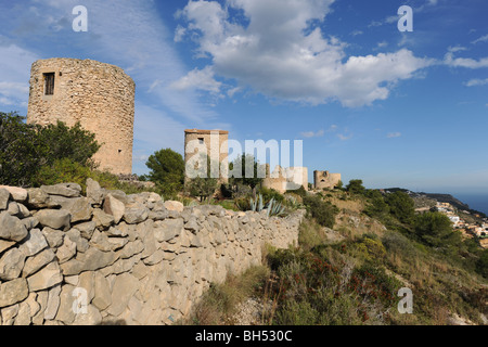 Rovine di antichi mulini a vento su La Plana, Javea / Xabia, provincia di Alicante, Comunidad Valenciana, Spagna Foto Stock