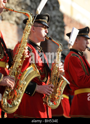 Vento militare banda nel giardino di Alexander contro le pareti del Cremlino a Mosca, Russia Foto Stock