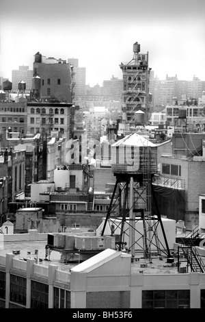 Edifici, grattacieli di New York City, NY, STATI UNITI D'AMERICA. La parte inferiore di Manhattan, area SoHo. Moody, drammatica e fotografia in bianco e nero Foto Stock