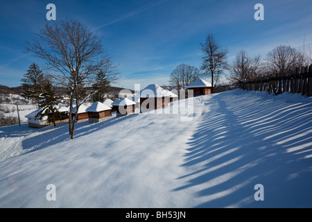 Panorama del piccolo e idillico villaggio ethno in Lelic, Valjevo, west Serbia Foto Stock