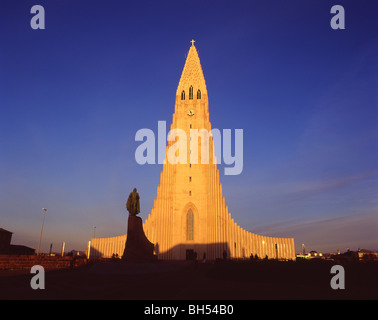 Hallgrímskirkja e Leif Ericson statua al tramonto, Reykjavik, una maggiore area di Reykjavik, Repubblica di Islanda Foto Stock