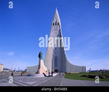 Hallgrímskirkja e Leif Ericson statua, Reykjavik, una maggiore area di Reykjavik, Repubblica di Islanda Foto Stock