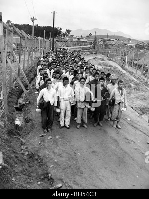 Nord coreani prigionieri di guerra line up per chow al POW Camp, Pusan, Corea 19 Ott 1950 Foto Stock