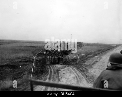 19 ott 1950 uomini del 1° Cav Div anticipo su Pyongyang nel convoglio, con il supporto del serbatoio dal settantunesimo battaglione del serbatoio Foto Stock