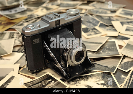 Classic Zeiss Nettar Icona fotocamera su vecchie stampe su carta Foto Stock