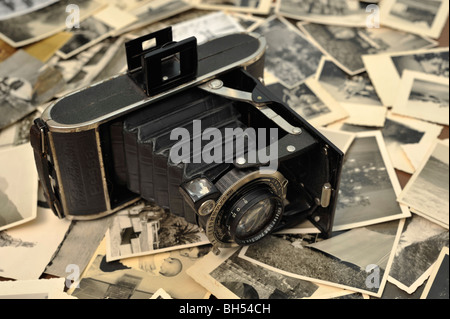 Classic Voigtlaender Bessa fotocamera su vecchie stampe su carta Foto Stock