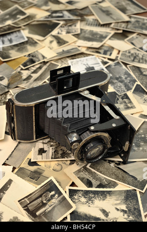 Classic Voigtlaender Bessa fotocamera su vecchie stampe su carta Foto Stock