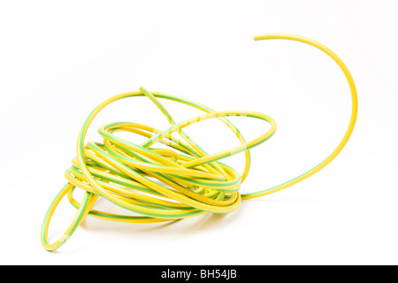 Unione il giallo e il verde listati il filo di messa a terra di isolamento di schermatura contro uno sfondo bianco. Foto Stock