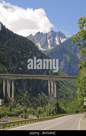 Mont Crammont e Mont Belleface dalla strada statale 26 Valle D'Aosta come si passa sotto l'autostrada A5 E25 ovest di Aosta Italia Foto Stock