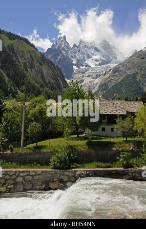 Picchi Aiguille Noire de Peuterey e Mont Blanc in piastrelle tradizionali house e il fiume Dora Baltea Courmayeur Valle d'Aosta Italia Foto Stock