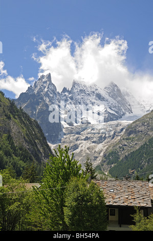 Picchi Aiguille Noire de Peuterey e Mont Blanc piastrella tradizionale casa Courmayeur Valle d'Aosta Italia Foto Stock