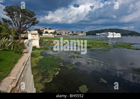 Vista sul lago Pichola e il Lago Palace, Udaipur Foto Stock