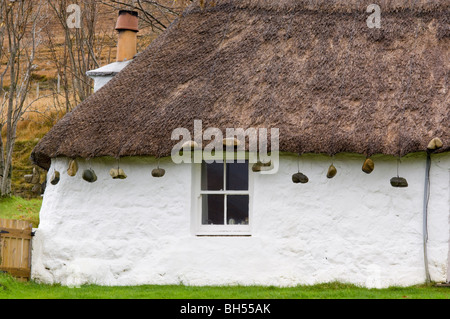 Tetto di Paglia Tradizionali cottage crofting a Luib, Isola di Skye. Foto Stock