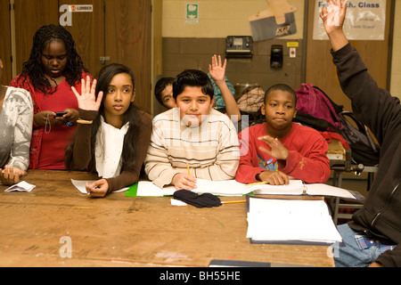 Scuola media tecnologia classe discute l'uso di PowerPoint al J.R. Dodd School in Freeport, NY. Foto Stock