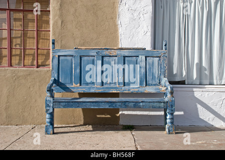 Un vecchio meteo-banco usurato sulla 12th Street in Carrizozo, aggiunge il carattere di questa piccola città sud-occidentale. Foto Stock