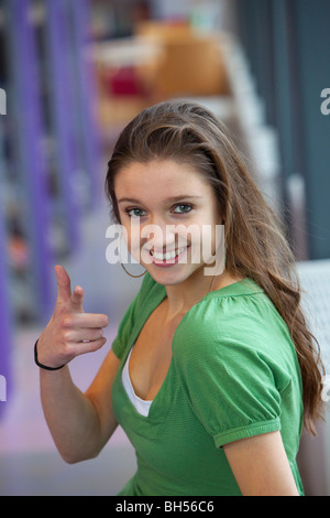 Portarit di una ragazza adolescente facendo un gesto Foto Stock