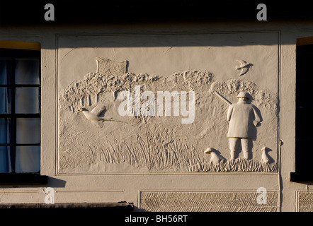 Pargeting o talvolta Pargetting di farro, sulla parte anteriore di una casa nel villaggio rurale di Chiara nel Suffolk, Gran Bretagna Foto Stock