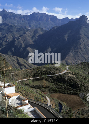 Artenara Gran Canaria Isole Canarie Spagna Europa. Vista di Roque Nublo e il Roque Bentaiga attraverso il Barranco de Tejeda Foto Stock