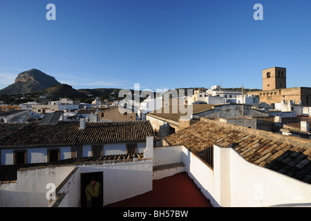 Bambino, terrazza sul tetto, Montgo e Bartolome Chiesa, Città Vecchia, Javea / Xabia, Provincia di Alicante, Comunidad Valenciana, Spagna Foto Stock