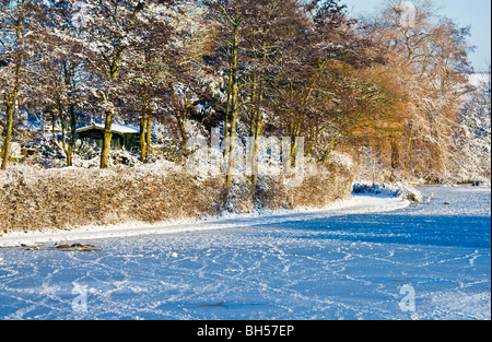 La congelati acque di un piccolo lago noto come Liden Lagoon a Swindon, Wiltshire, Inghilterra, Regno Unito adottate nel gennaio 2010 Foto Stock