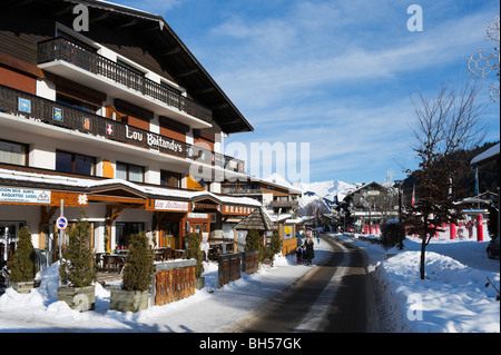 Strada principale nel villaggio di Les Gets, Portes du Soleil Ski Region, Haute Savoie, Francia Foto Stock