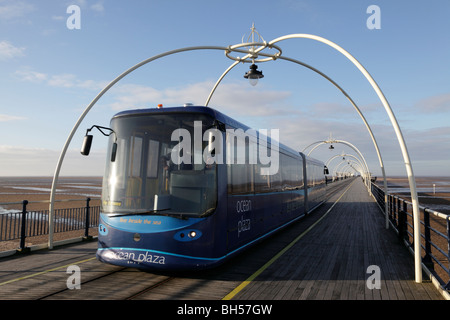 Il tram a Southport Pier il secondo più lungo nel Regno Unito southport sefton MERSEYSIDE REGNO UNITO Foto Stock