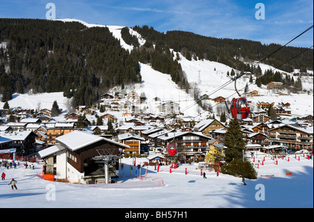 Vista sopra il villaggio di Les Gets dalle piste nel centro della città, Portes du Soleil Ski Region, Haute Savoie, Francia Foto Stock