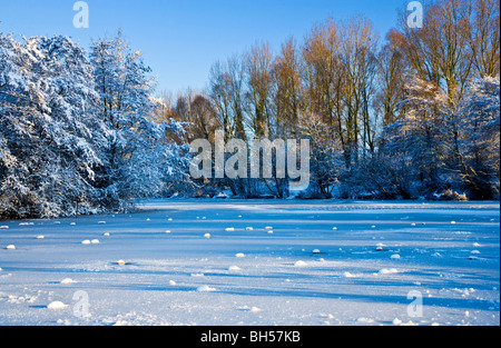 La congelati acque di un piccolo lago noto come Liden Lagoon a Swindon, Wiltshire, Inghilterra, Regno Unito adottate nel gennaio 2010 Foto Stock