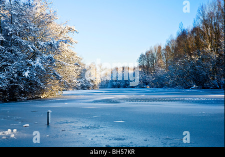 La congelati acque di un piccolo lago noto come Liden Lagoon a Swindon, Wiltshire, Inghilterra, Regno Unito adottate nel gennaio 2010 Foto Stock