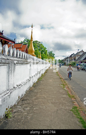 Il marciapiede sulla strada Sakkaline a Luang Prabang, Laos Foto Stock