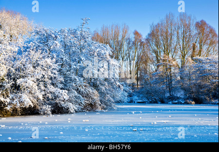 La congelati acque di un piccolo lago noto come Liden Lagoon a Swindon, Wiltshire, Inghilterra, Regno Unito adottate nel gennaio 2010 Foto Stock