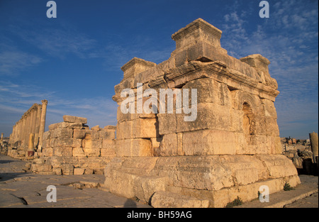 Giordania, Jerash. Un podio al sud Tetrakionia Foto Stock