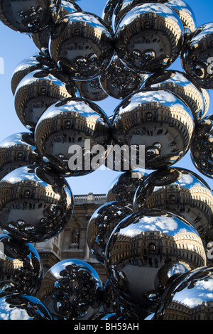 Scultura di Anish Kapoor: Tall Tree e l'occhio. Royal Acadamy delle arti, Burlington House Piccadilly, Londra Foto Stock