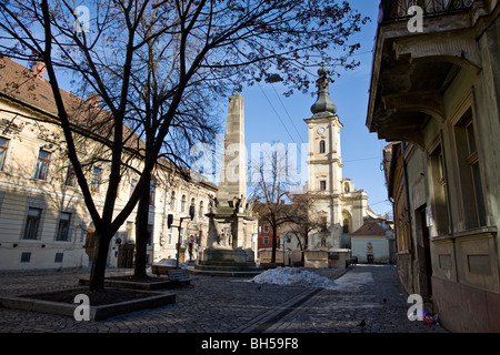 Chiesa dei Francescani e e Carolina obelisco in Cluj Napoca Romania Foto Stock