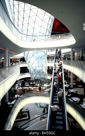 Vista interna di MyZeil shopping mall come parte del Palais Quartier nella città tedesca di Francoforte. Foto Stock