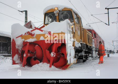 Ferrovia Soffiante di neve treno, serie DB 716 spazzaneve rotativo, nella Germania del nord in inverno Foto Stock