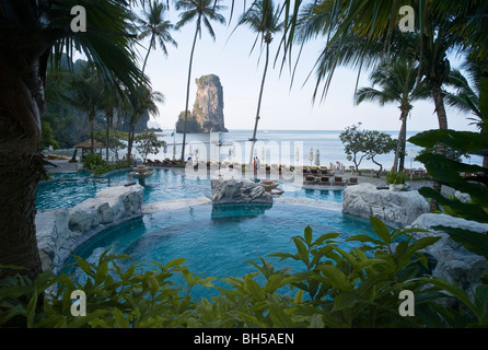 Vista da un Resort di lusso che si affaccia sulle piscine e sul mare, Krabi, Thailandia Foto Stock