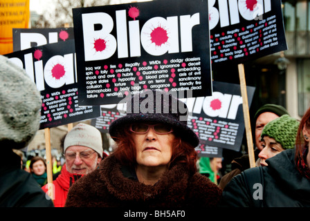 Centinaia radunati fuori Chilcot inchiesta per chiamate di Tony Blair l'arresto per crimini di guerra in Iraq Londra 29.01.10 Foto Stock