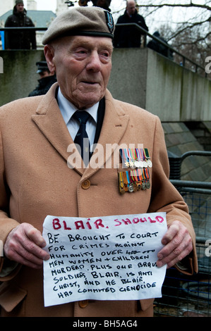 Centinaia radunati fuori Chilcot inchiesta per chiamate di Tony Blair l'arresto per crimini di guerra in Iraq Londra 29.01.10 Foto Stock