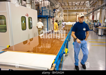 Verniciatura interna della sezione di fabbricazione a Sea Ray Merritt Island impianto di produzione, Florida, Stati Uniti d'America Foto Stock