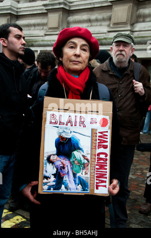 Centinaia radunati fuori Chilcot inchiesta per chiamate di Tony Blair l'arresto per crimini di guerra in Iraq Londra 29.01.10 Foto Stock