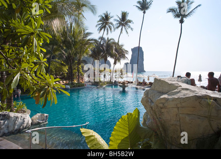 Vista da un Resort di lusso che si affaccia sulle piscine e sul mare, Krabi, Thailandia Foto Stock