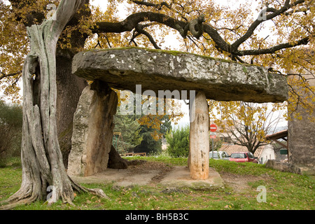 Dolmen Pierre de la tassa in Draguignan, Provenza, Francia. Questo è il solo vero dolmen in Provenza e risale al 2500 A.C. Foto Stock