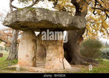 Dolmen Pierre de la tassa in Draguignan, Provenza, Francia. Questo è il solo vero dolmen in Provenza e risale al 2500 A.C. Foto Stock