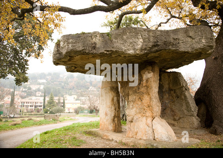 Dolmen Pierre de la tassa in Draguignan, Provenza, Francia. Questo è il solo vero dolmen in Provenza e risale al 2500 A.C. Foto Stock