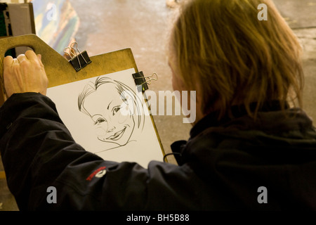 Ragazza avente il suo ritratto disegnato da un artista di Antibes, in Provenza, Francia Foto Stock