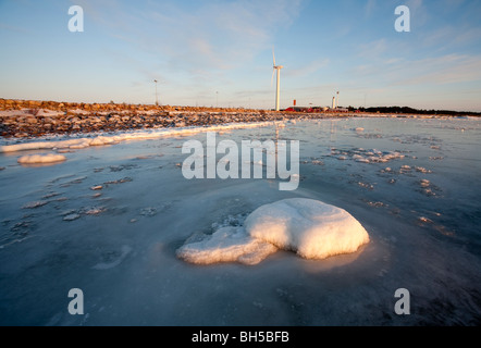 Icy seashore al tramonto ( Hailuoto , Marjaniemi , Finlandia ) Foto Stock