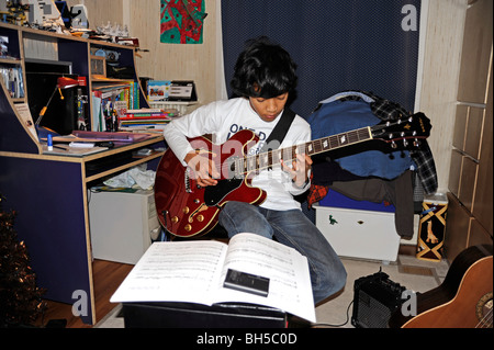 Ragazzo giocare con un aria di chitarra jazz,stile Gibson 335 Foto Stock