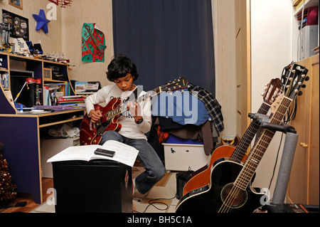 Ragazzo giocare con un aria di chitarra jazz, stile Gibson 335 Foto Stock